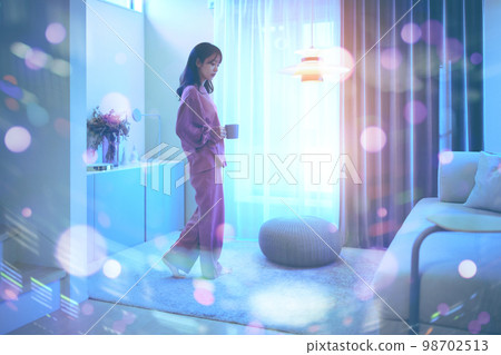 一個 20 多歲的女人花時間在家裡 98702513