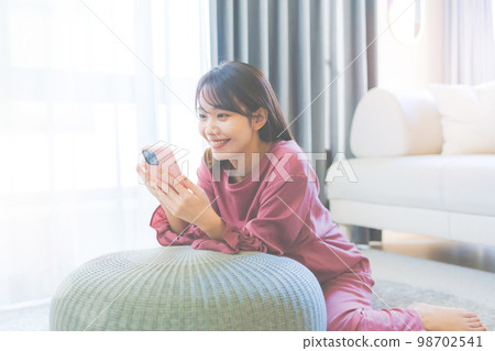 A woman in her 20s spending time at home A woman in her 20s spending time at home 98702541