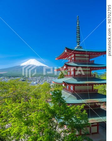 4 月的山梨/富士吉田：富士山和中靈塔以及新倉山淺間公園的新綠 98702705