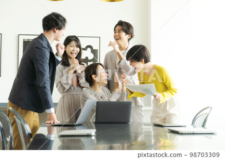 portrait of co-workers 98703309