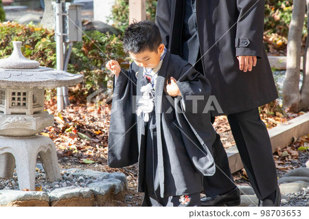 一個穿著袴的男孩去七五山朝聖 一個穿著袴的男孩去七五山朝聖 98703653