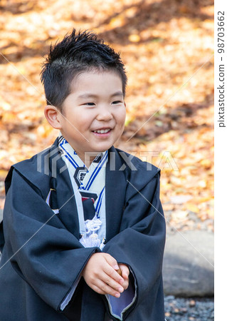 一個穿著袴的男孩去七五山朝聖 一個穿著袴的男孩去七五山朝聖 98703662