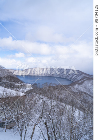 Lake Kuttara seen from the observation deck of the Brown Bear Museum (Noboribetsu Bear Park) 98704128