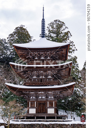 Koto Sanzan, Saimyoji Temple, three-storied pagoda, snow scene Koto Sanzan, Saimyoji Temple, three-storied pagoda, snow scene 98704259