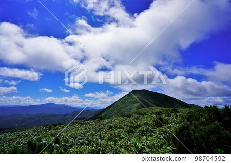 從山脊步道看餘市山頂 從山脊步道看餘市山頂 98704592
