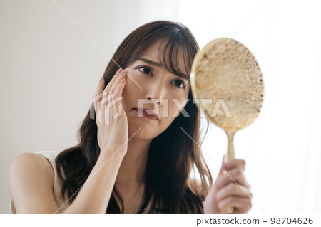 一個做皮膚護理的女人和一個關心她皮膚的女人的形象 一個做皮膚護理的女人和一個關心她皮膚的女人的形象 98704626