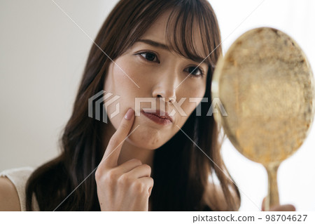 一個做皮膚護理的女人和一個關心她皮膚的女人的形象 98704627