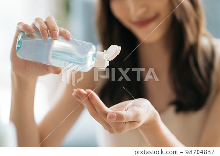 A woman who does skin care, a woman who puts on lotion 98704832
