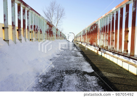 Overpass after snow removal Toya Station on the Senmo Main Line in winter 98705492