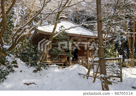 View of Mineyakushido at Chusonji Temple covered with snow (Iwate Prefecture) View of Mineyakushido at Chusonji Temple covered with snow (Iwate Prefecture) 98705514