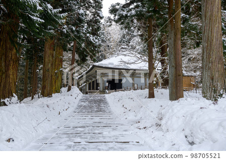 A view of the Konjikidō Shinpudo Hall at Chusonji Temple covered in snow (Iwate Prefecture) A view of the Konjikidō Shinpudo Hall at Chusonji Temple covered in snow (Iwate Prefecture) 98705521