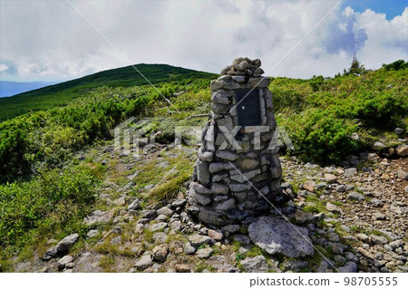 餘市山頂和前景中的石塔 餘市山頂和前景中的石塔 98705555