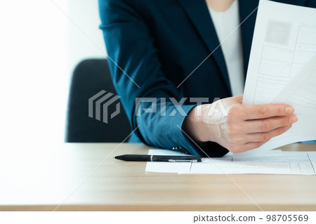 看申請文件的人事官員 98705569