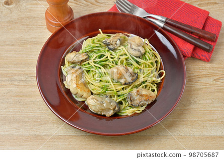 Original recipe. Japanese-style soy sauce pasta (kobucha) with winter oysters and sea lettuce. 98705687