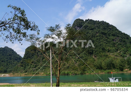 越南 Phong Nha Ke Bang 國家公園 Song River 越南 Phong Nha Ke Bang 國家公園 Song River 98705834