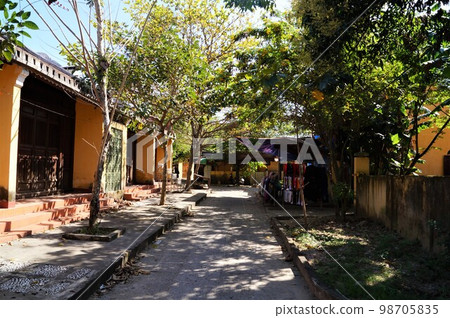 Vietnam Hoi An old town streets 98705835