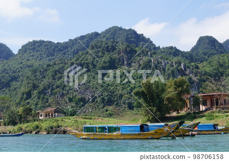 Cruise ship in Son Trak village, Vietnam 98706158