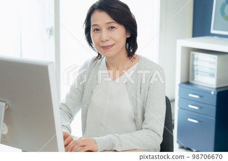 研究個人計算機的中間婦女 98706670