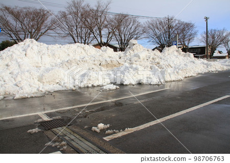 重型機械除雪工作堆積的停車場雪 98706763