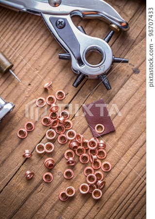 Punch tool with eyelet rings 98707433