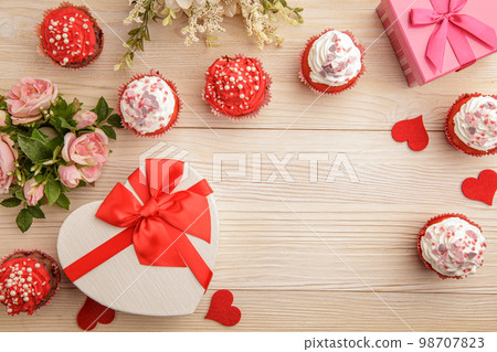 Delicious cupcakes with gift boxes Delicious cupcakes with gift boxes 98707823