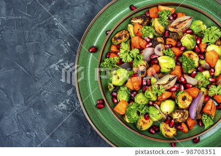 Vegetable salad with grilled vegetables 98708351