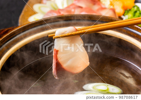 禁忌涮涮鍋日本料理黃尾魚 禁忌涮涮鍋日本料理黃尾魚 98708617