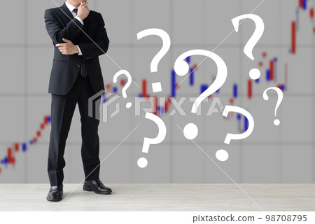 股票圖表和一個感到懷疑的西裝男人 98708795