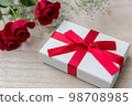 gift and red rose 98708985