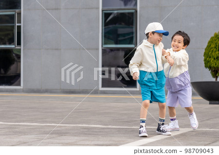 child parenting play freedom spring 98709043