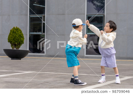 child parenting play freedom spring 98709046