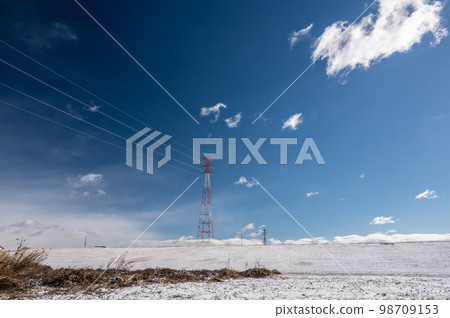 白雪覆蓋的淀川堤防和輸電線路塔 98709153