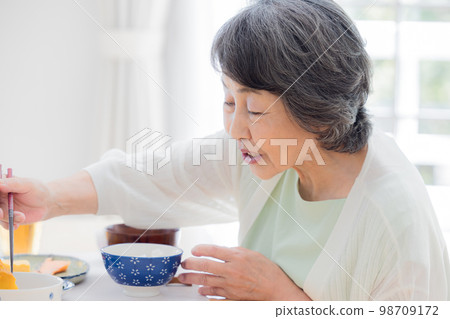 吃飯的場景高級女人吃 98709172