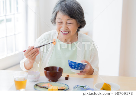 吃飯的場景高級女人吃 吃飯的場景高級女人吃 98709178