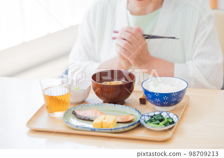 進餐場景一位高級女性的手在吃飯 進餐場景一位高級女性的手在吃飯 98709213