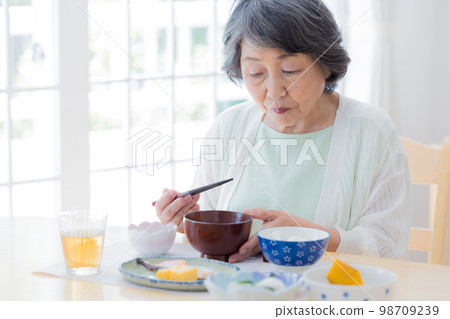 Meal scene Senior woman with no appetite Meal scene Senior woman with no appetite 98709239