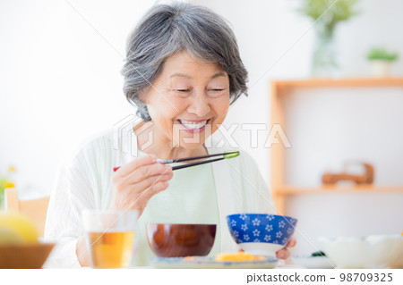 用餐場景 一位高級女士正在用餐 98709325