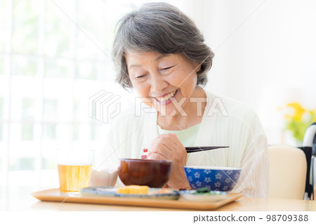 用餐場景 一位高級女士正在用餐 用餐場景 一位高級女士正在用餐 98709388