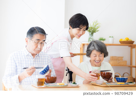 護理老人和照顧者吃米飯 98709429