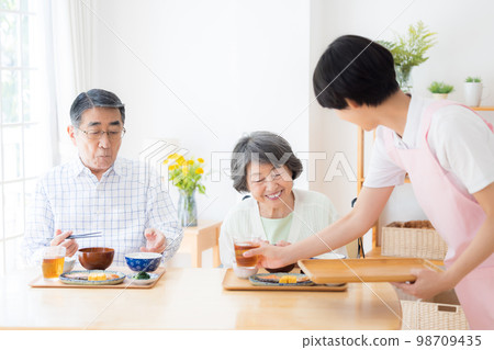Nursing care Elderly and caregiver eating rice 98709435