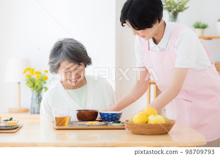 協助進餐的家訪護理員 98709793