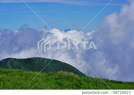 羊蹄山從卡里巴山附近的雲層中現身 羊蹄山從卡里巴山附近的雲層中現身 98710023