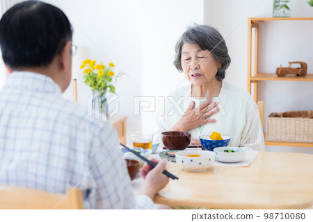 用餐場景沒有食慾的高級女性 98710080