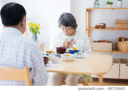 用餐場景沒有食慾的高級女性 98710083