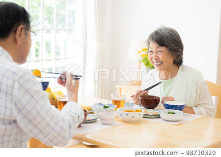 Senior couple who eats rice 98710320