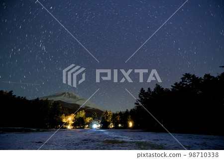 View of Mt.Fuji and comet ZTF in the northern starry sky from Mizugatsuka Park on Mt.Fuji Skyline (Shizuoka Prefecture) 98710338