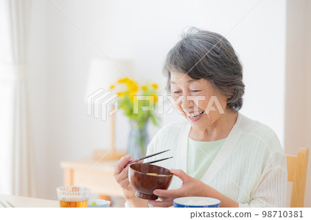 用餐場景 一位高級女士正在用餐 用餐場景 一位高級女士正在用餐 98710381