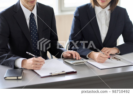 主持聽證會的亞洲專業人士的手 98710492