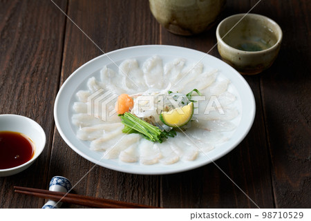 Thin sashimi of tiger blowfish 98710529