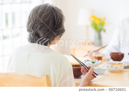 Senior couple who eats rice Senior couple who eats rice 98710601